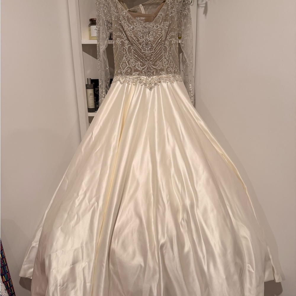 Elegant Cream Lace Wedding Dress